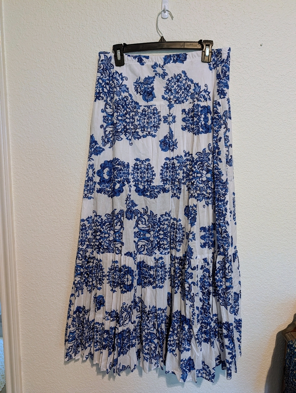Karen Kane NWT White Blue Floral Maxi Skirt Medium M Boho Beach Travel Vacation - Picture 3 of 5